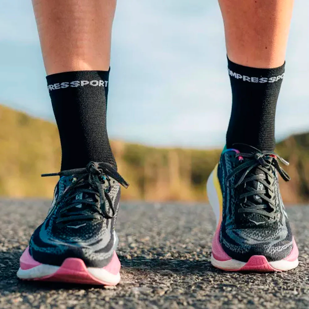 CALCETINES COMPRESSPORT PRO RACING V4.0 RUN HIGH - Black / White - Image 4