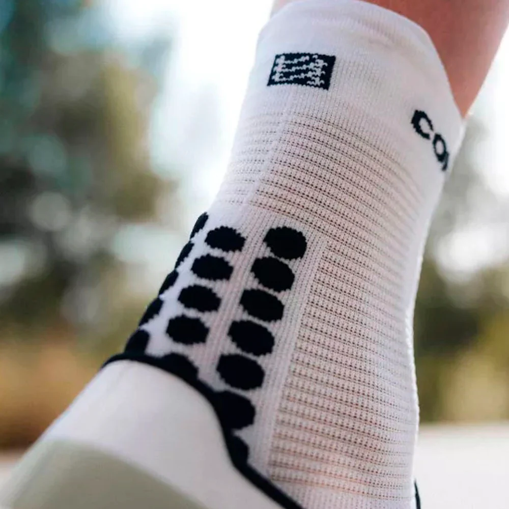 CALCETINES COMPRESSPORT PRO RACING V4.0 RUN HIGH - White / Black - Image 3