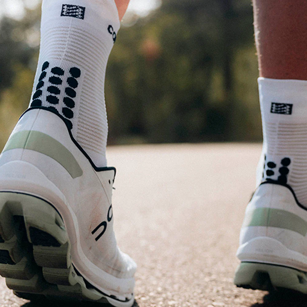 CALCETINES COMPRESSPORT PRO RACING V4.0 RUN HIGH - White / Black - Image 4