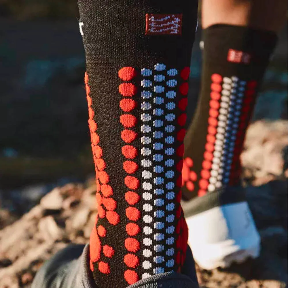 CALCETINES COMPRESSPORT PRO RACING V4.0 TRAIL - Black / Red - Image 4