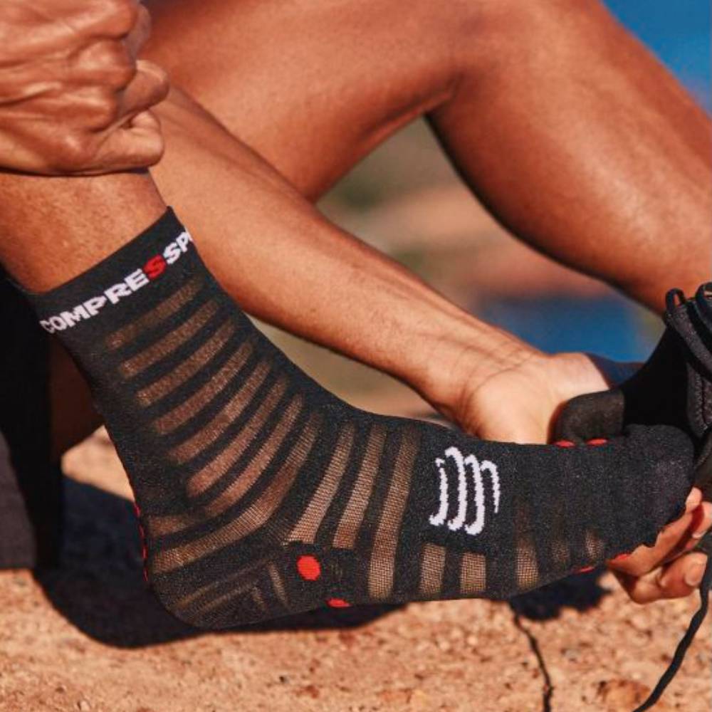 CALCETINES COMPRESSPORT PRO RACING V4.0 ULTRALIGHT RUN HIGH - Black / Red - Image 3