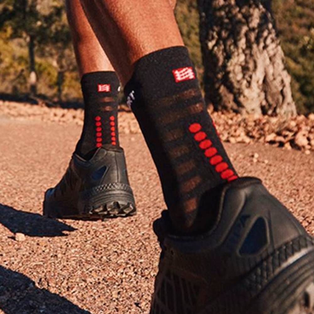 CALCETINES COMPRESSPORT PRO RACING V4.0 ULTRALIGHT RUN HIGH - Black / Red - Image 4