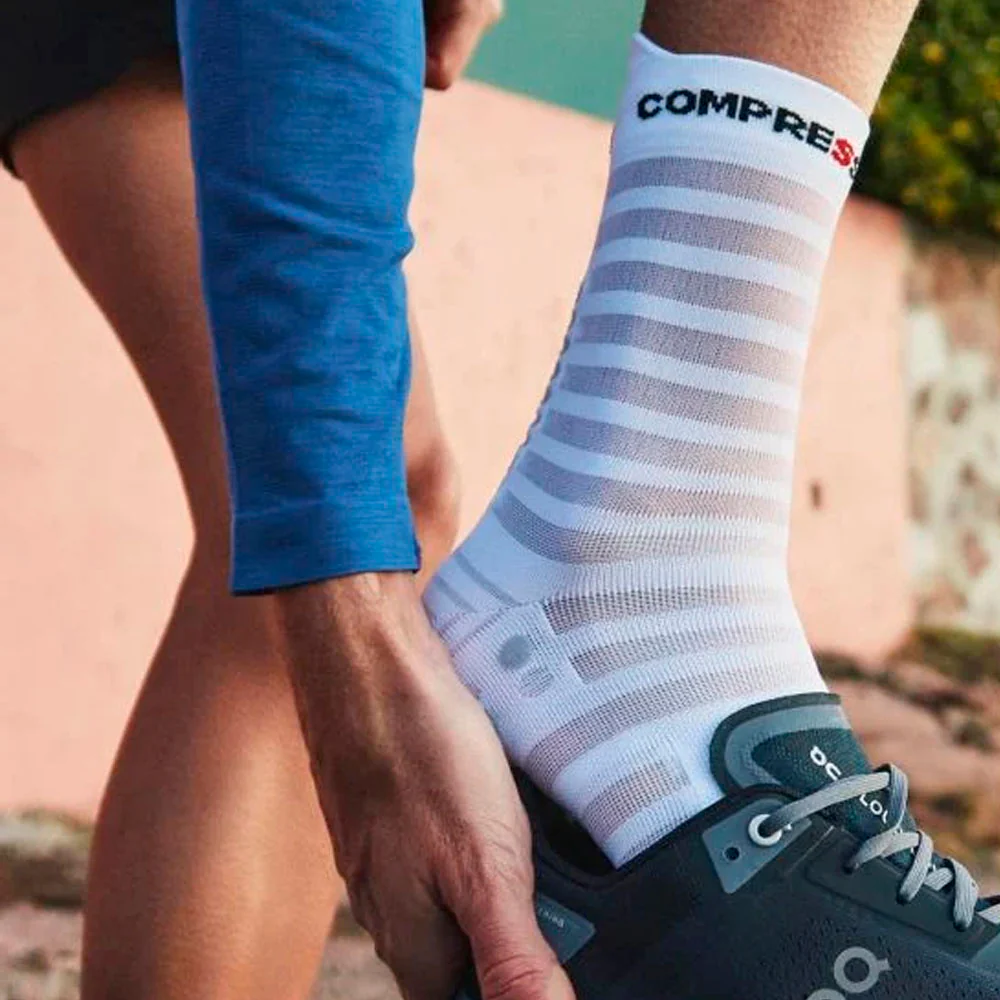CALCETINES COMPRESSPORT PRO RACING V4.0 ULTRALIGHT RUN HIGH - White / Alloy - Image 3