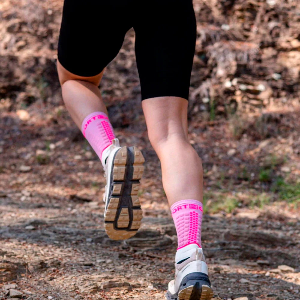 CALCETINES COMPRESSPORT ULTRA TRAIL V2.0 - Begonia / Neon Pink - Image 3