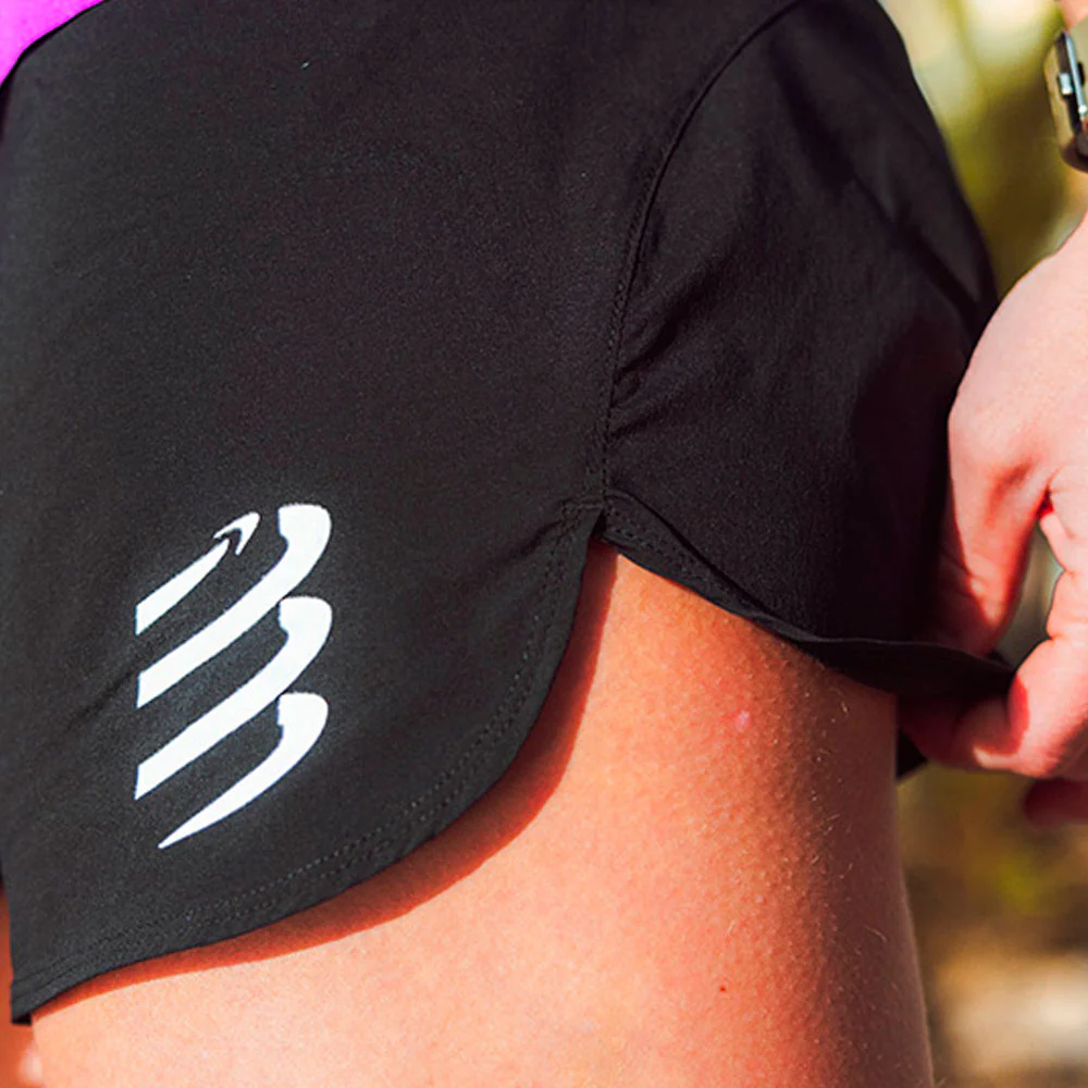 PANTALÓN CORTO COMPRESSPORT PERFORMANCE MUJER - Black - Image 4