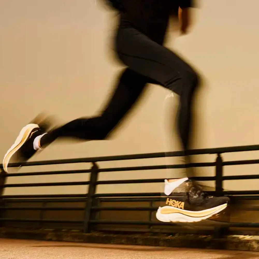 ZAPATILLAS HOKA CLIFTON 10 MUJER - Black / Gold - Image 9